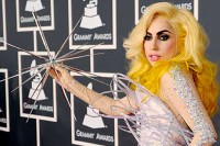 /album/fotos-/blog010210-lady-gaga-grammy-jpg/